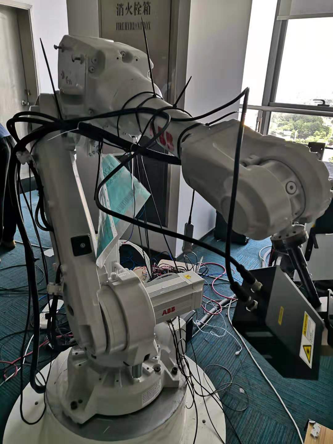 激光焊縫跟蹤傳感器與機器人焊接相互配合