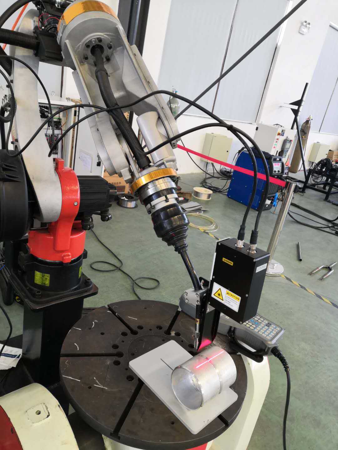 焊接機器人加裝激光焊縫跟蹤器有哪些優(yōu)勢